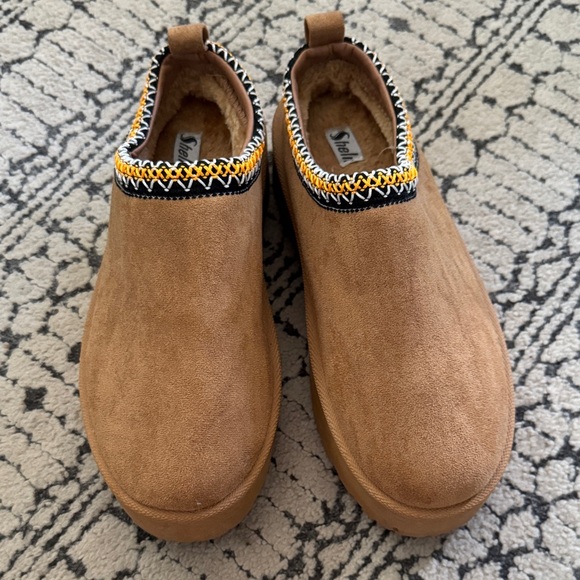 SHEIN Brown Slippers with Stylish Trim - Picture 2 of 4